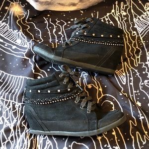 🌴 Black Wedge Lace Up Velvet Like Sneakers